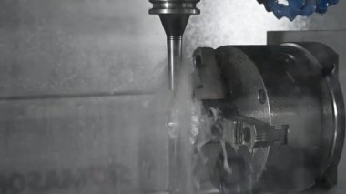 5 eksenli CNC değirmen makinesi, türbin kısmını sağlam bir top değirmeni aracıyla kesiyor. CNC makinesinin yüksek teknoloji otomotiv parçası üretim süreci.