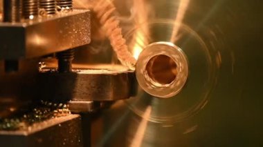 Torna makinesinin pirinç parçalarını kestiği sahneyi kapatın. Makineyi döndürerek metal işleme süreci.