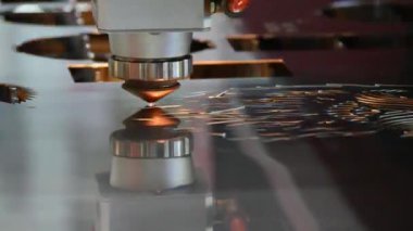 Sahneyi kapatın, fiber lazer kesme makinesi parlak ışıkla metal plakayı kesti. Lazer kesme makinesinin yüksek teknoloji metal üretim süreci.. 