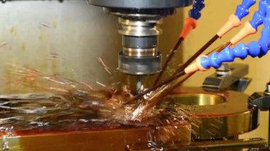 Yavaş çekim sahnesi, CNC değirmen makinesinde sıvı soğutucu metoduyla gagalama sondaj döngüsüyle yapılan delik. Mekanizma merkezindeki metal çalışma konsepti.