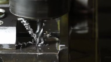 Tava sahnesi CNC değirmen makinesindeki tıkırtı döngüsü. Makine merkezine tıklama aracı ile basma işlemi.