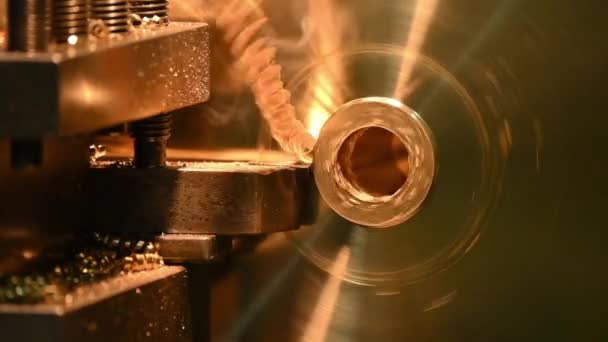 真鍮の材料の部品を切断する旋盤機械荒いシーンを閉めて下さい 機械を回すことによる金属加工プロセス — ストック動画