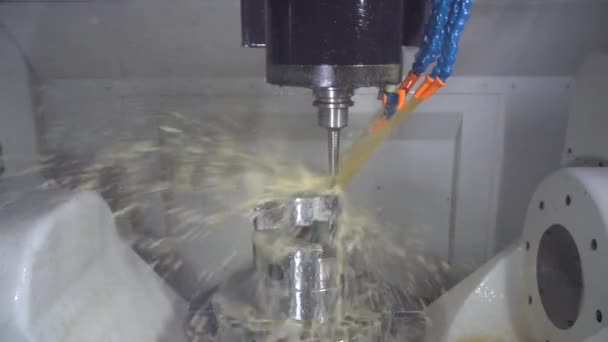 Eksenli Cnc Değirmen Makinesi Otomotiv Kısmını Yağ Soğutucu Metoduyla Kesiyor — Stok video