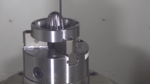 Olay Yerini Kapatın Küf Parçaları Cnc Değirmen Makinesindeki Sondaya Dokunarak — Stok video