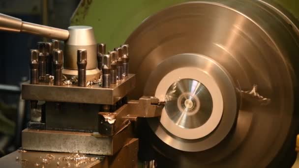 旋盤機械は旋盤工具によって金属材料の部品を断ち切りました 機械を回すことによる金属加工プロセス — ストック動画