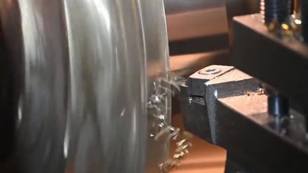 旋盤機械は旋盤工具によって真鍮材料の部品を切りました 機械を回すことによる金属加工プロセス — ストック動画