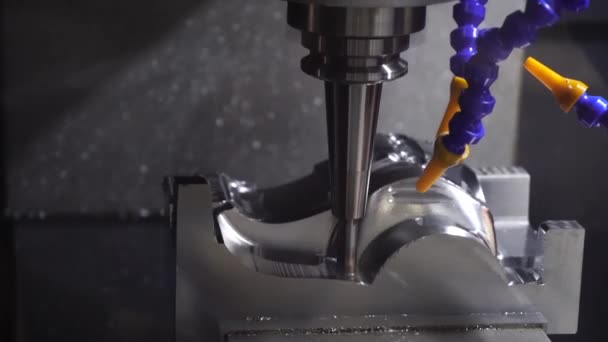 Die Cnc Fräsmaschine Schneidet Formteile Mit Einem Massiven Kugelfräswerkzeug Schneiden — Stockvideo