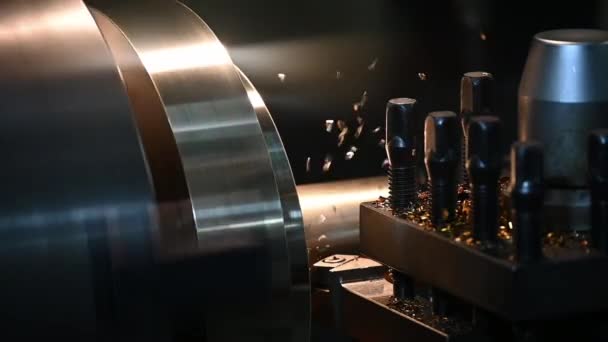 スローモーションは 旋盤機械仕上げのフライングチップを閉じて真鍮材料部品を切断します 機械を回すことによる金属加工プロセス — ストック動画