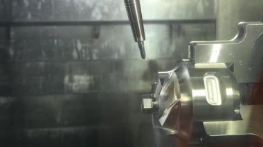 5 eksenli CNC değirmen makinesi, türbin parçalarını sert top değirmeni aletleriyle kesiyor. CNC Torna 'nın yüksek teknoloji otomotiv parçası üretim süreci.