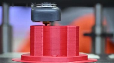 Üç boyutlu yazıcı makinesinin katkı maddesi üretimini kapat. Hızlı prototip yöntemi ile yüksek teknoloji üretim süreci. 