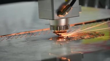 Sahneyi kapatın, fiber lazer kesme makinesi parlak ışıkla metal plakayı kesti. Lazer kesme makinesinin yüksek teknoloji metal üretim süreci.. 