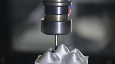 CNC değirmen makinası kesimi tamamladı. Basına sert top değirmeni ile ölüm kısmı. Kalıplar, sert top değirmeni ile makine merkeziyle kesme işlemi yapıyor.
