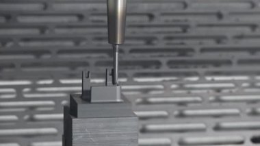CNC değirmen makinesinin grafit elektrot parçalarını kestiği sahne. CNC makine merkezi tarafından üretilen kalıp ve ölüm süreci.
