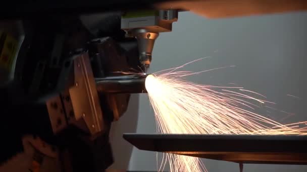 Vezellaser Snijmachine Snijdt Roestvrijstalen Buis Sprankelend Licht Het Hightech Plaatmetaal — Stockvideo