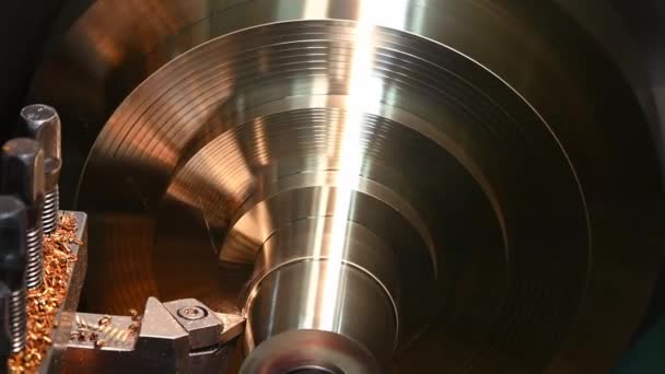 パンのシーン 旋盤機械の終わりは旋盤用具によって真鍮材料の部品を切りました 機械を回すことによる金属加工プロセス — ストック動画