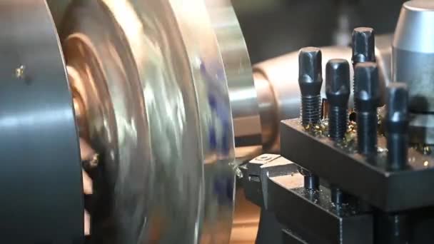 遅い動きのシーン旋盤機械の終わりは旋盤用具によって真鍮材料の部品を切りました 機械を回すことによる金属加工プロセス — ストック動画