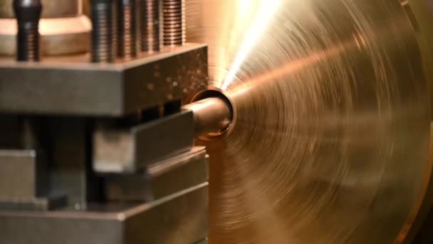 旋盤機械によって真鍮材料の部品を切断する穴 機械を回すことによる穴の作成プロセス — ストック動画