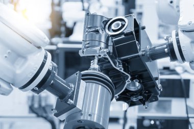 Yaklaşma sahnesi, robotik koldaki değirmen mili alüminyum vites kutusunu kesmiş. Yüksek teknolojili otomotiv parçaları otomatik robot sistemiyle kesiliyor..