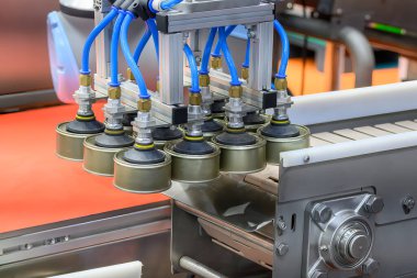 Robot sistem tarafından konserve gıda üretiminde kullanılan yüksek teknoloji madde işleme süreci. Yüksek teknoloji materyal işleme süreci robotik kol ile.