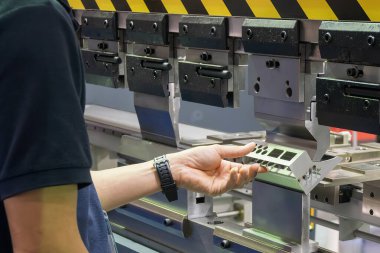 Bükme makinesini kapat ve metal parçaları eldivensiz tut. Yetenek operatörünün kullandığı levha metal çalışması.