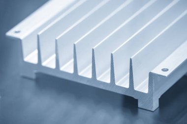 Profil çıkarma üretim konseptini kapatın. Alüminyum ısı bataryası profilinin örnek şekli. 