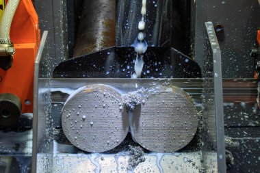 Bant kesme makinesi metal şaft parçalarını sıvı soğutucu metoduyla kesti. Endüstriyel amaç için makine aracı.