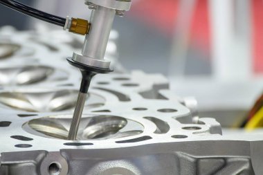 Açık mavi sahnede robotik sistemin giriş ve çıkış vale montaj süreci. Robot sistem tarafından özerk otomotiv parçaları üretim süreci.