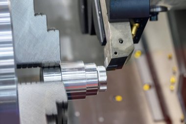 CNC torna makinesi metal şaft parçalarını kesiyor. CNC dönüşüm makinesinin yüksek teknolojili metal işlemesi .
