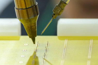PCB paneli ile otomatik lehimleme makinesi. Robotik sistem tarafından yüksek teknoloji elektronik endüstrisi montaj süreci.