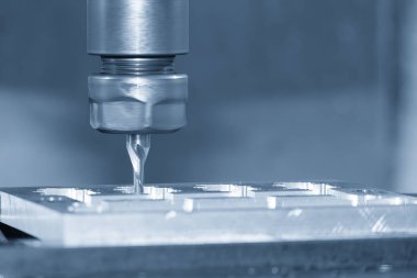 CNC değirmen makinesi alüminyum parçalarını düz uçlu değirmen aletleriyle kesiyor. Kalıplar, sert top değirmeni ile makine merkeziyle kesme işlemi yapıyor.
