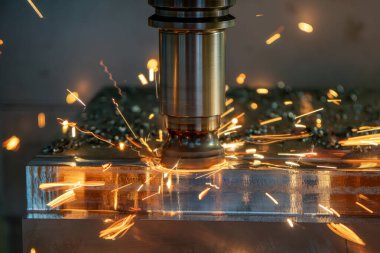 CNC değirmen makinesindeki kesme aletlerinin yaktığı çip. CNC değirmen makinesinin yanma çipli kaba kesim işlemi.