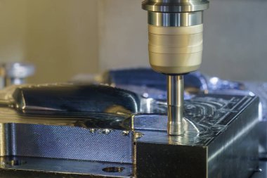 CNC değirmen makinesi, enjeksiyon küf parçalarını indekslenebilir araçlarla kesiyor. Kalıplar ve ölüm üretim süreci, son değirmen araçları ile makine merkezi tarafından.