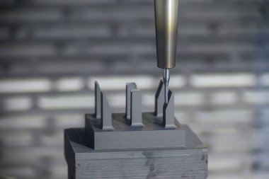 CNC değirmen makinesi grafit elektrot parçalarını kesiyor. CNC makine merkezi tarafından üretilen kalıp ve ölüm süreci.