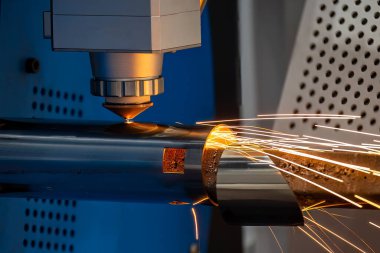 Sahneyi kapatın, fiber lazer kesme makinesi paslanmaz çelik tüpü ve parlak ışığı kesti. Lazer kesme makinesinin yüksek teknoloji metal üretim süreci.. 