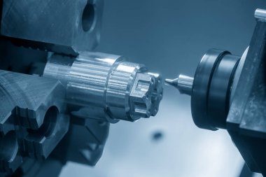CNC torna makinesi Chamfer değirmeni metal şaft parçalarını kesmiş. CNC dönüşüm makinesiyle çalışan yüksek teknoloji metali.