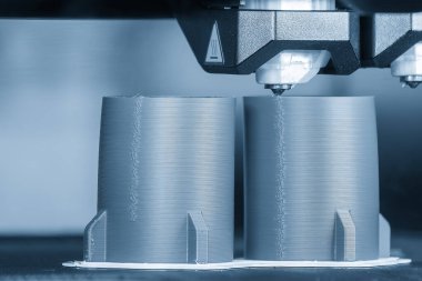 Üç boyutlu yazıcı makinesinin katkı maddesi üretimini kapat. Hızlı prototip yöntemi ile yüksek teknoloji üretim süreci. 