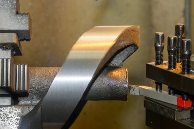 Torna makinesi dökme demir parçalarını kesmeyi bitirdi. Makineyi döndürerek metal çalışma süreci.