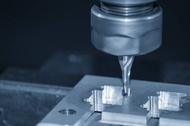 CNC değirmen makinesi alüminyum parçalarını düz uçlu değirmen aletleriyle kesiyor. Kalıplar, sert top değirmeni ile makine merkeziyle kesme işlemi yapıyor.