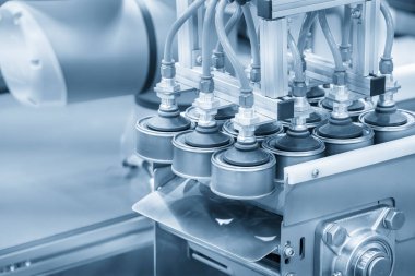 Robot sistem tarafından konserve gıda üretiminde kullanılan yüksek teknoloji madde işleme süreci. Yüksek teknoloji materyal işleme süreci robotik kol ile.