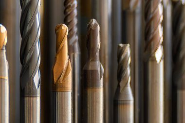 Yakın çekim sahnesi. Kullanılmış kesme aletleri grubu. Makine merkezi için kesme aracı.