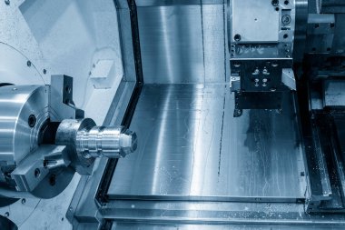 CNC torna makinesi metal şaft parçalarını kesiyor. CNC dönüşüm makinesinin yüksek teknolojili metal işlemesi .