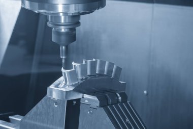 5 eksenli CNC değirmen makinesi, türbin bıçağının ucunu sert top değirmeniyle kesiyor. CNC Torna 'nın yüksek teknoloji otomotiv parçası üretim süreci.