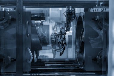 Vakum robotik sistem tarafından tutulan enjeksiyon makinesinin plastik elektrikli fan parçaları. Plastik enjeksiyon küf makinesinden.