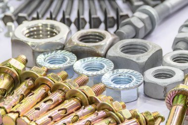 İnşaat için özel somun ve cıvatalar setini kapatın. İnşaat malzemesi üretim konsepti. 
