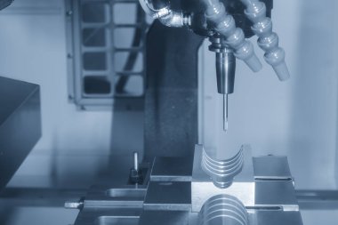 CNC Değirmen Makinesi, sert top değirmeni aletleriyle küf kalıbını kesiyor. Şişe küf parçaları, makine merkezi tarafından katı top değirmeni ile kesme işlemi.