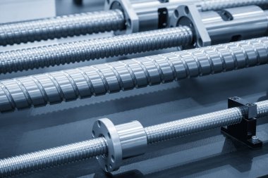 Yakın çekim sahnesinde açık mavi sahnede yedek parça kurşun top vidası var. Yüksek duyarlı CNC makine parçası üretim konsepti.