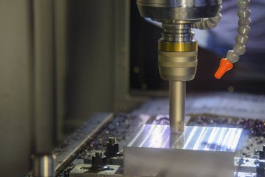 CNC değirmen makinesi, enjeksiyon küf parçalarını indekslenebilir araçlarla kesiyor. Küf ve ölüm üretim süreci indekslenebilir araçlarla makine merkezi tarafından.