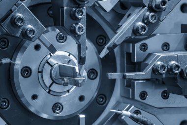 Bobin yay oluşturma makinesini açık mavi sahnede kapatın. Mekanik parça üretim konsepti.