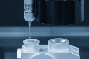 Yakın çekim sahnesi alüminyum otomotiv parçalarını ölçen çok eksenli CMM makinesi. Koordinat Ölçüm Makinesi ile kesilen parçaların kalite denetimi.