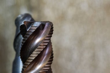 Yakın çekim sahnesi, açık mavi sahnede kaba kesme aleti kullanmış. Makine merkezi için kesme aracı.